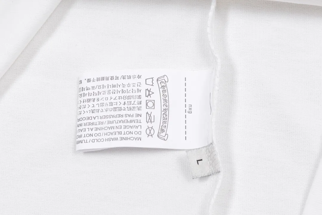P200 CHROME HEARTS LoGo is fashionable and elegant, with a dropped shoulder style. The fabric is made of 26s double-yarn combed cotton compact spinning yarn with a weight of 280. It is matched with 1*1 Salona rib. The fabric is fermented and has a loose fit. Color: White Size: S～XXL